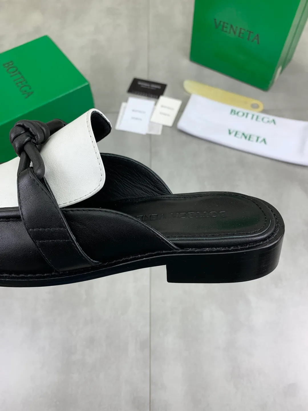 Men's shoes 💰P800 [New model] (genuine leather outsole) water-dyed cow lining 💰High-quality business couple half-slip leather shoes 💎💎💎 BOTTEGA VENETA official website synchronizes the latest top version of BV in the market, accepts material comparison, shoe type comparison, process comparison, practical and textured, versatile and suitable for any occasion, the more you look at it, the more flavorful it becomes. Purely hand-knitted craftsmanship - Upper material, calfskin imported from Italy 🇮🇹 - High-quality water-dyed cowhide lining - Original private model customized leather outsole -Size: Female 35-39 (40 ordered) Male 39-44 (38 45 can be customized) Color: Multiple colors available